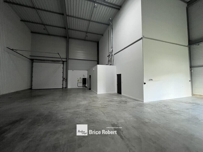 53 Avenue Carnot, Neuville-sur-Saône for lease - Interior Photo - Image 3 of 4