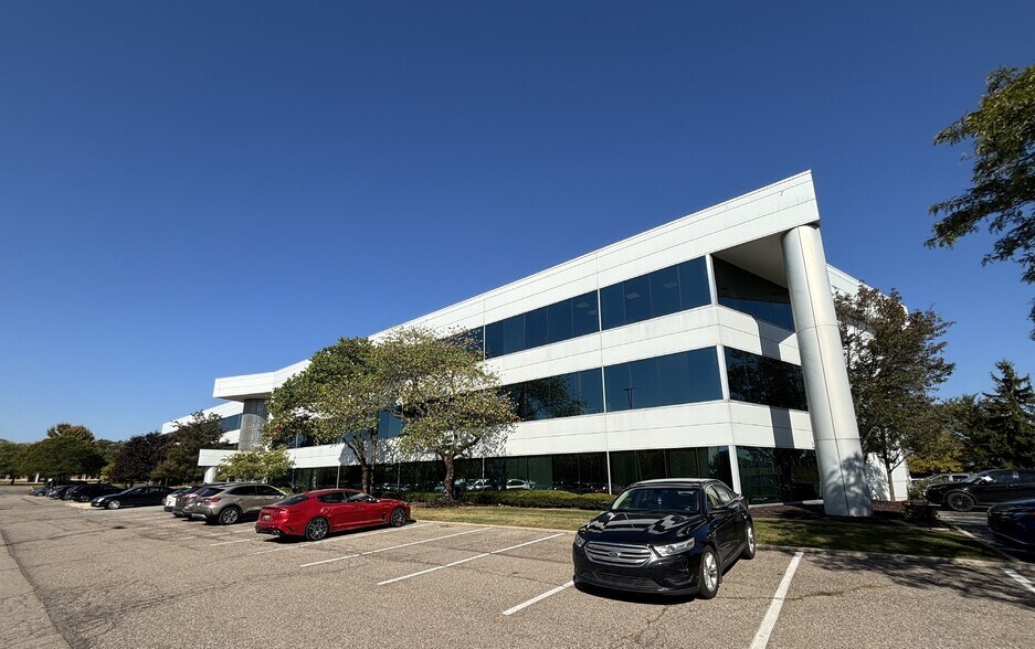 39500 High Pointe Blvd, Novi, MI for lease - Building Photo - Image 1 of 14