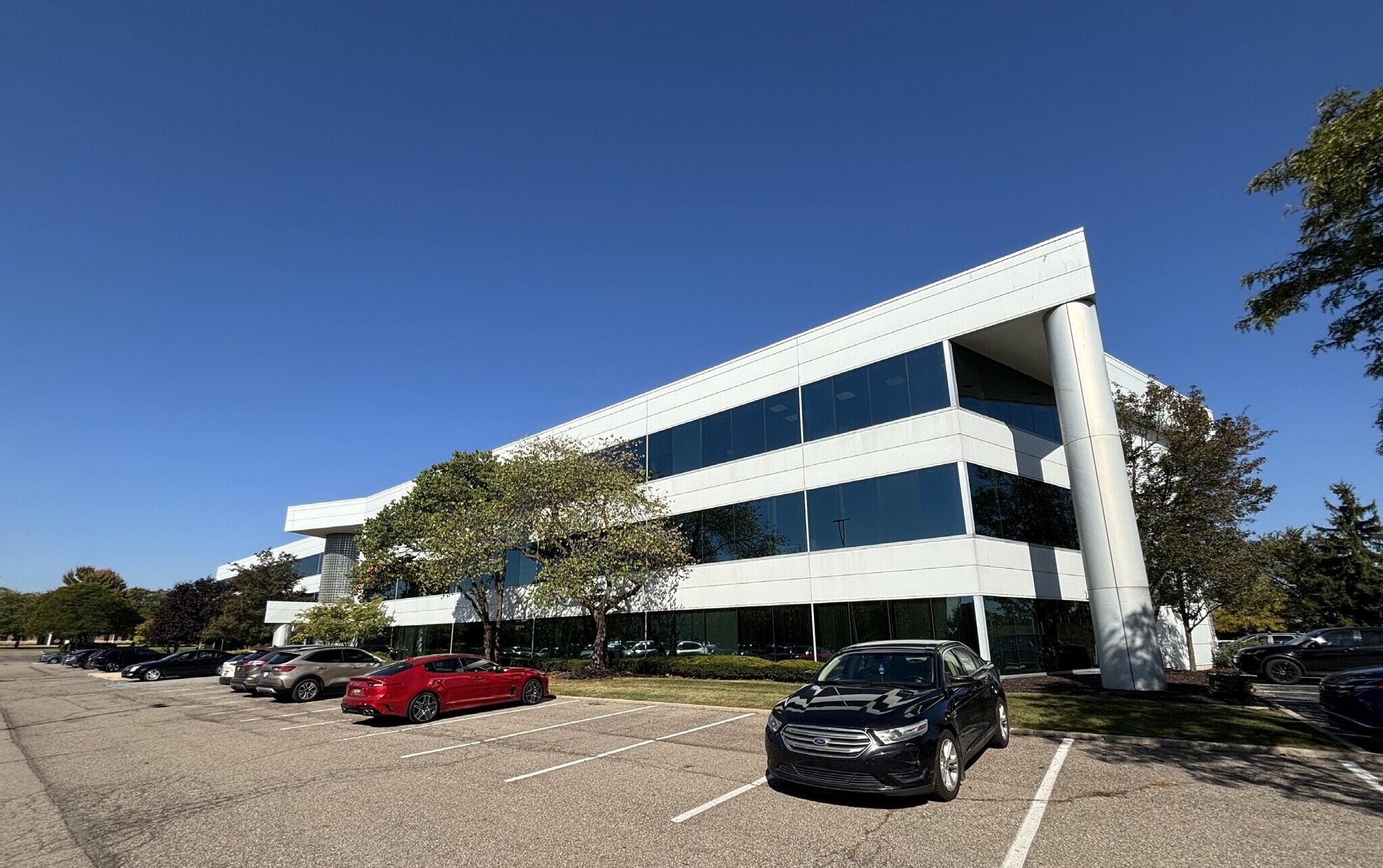 39500 High Pointe Blvd, Novi, MI à louer Photo du bâtiment- Image 1 de 15