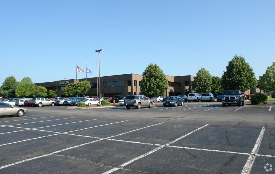 10951 Bush Lake Rd, Bloomington, MN à vendre - Photo du bâtiment - Image 3 de 15