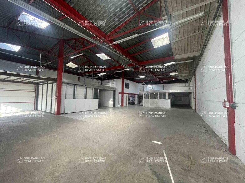 Flex in Marseille for lease - Interior Photo - Image 2 of 24