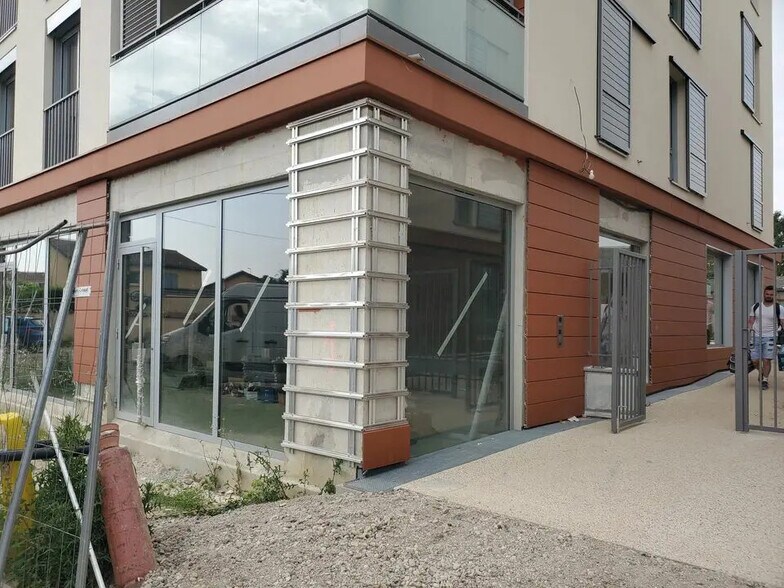 Retail in Genas for lease - Construction Photo - Image 1 of 5