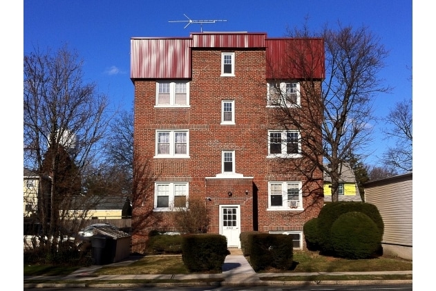 453 Merrick Rd, Rockville Centre, NY à vendre - Photo du bâtiment - Image 2 de 2