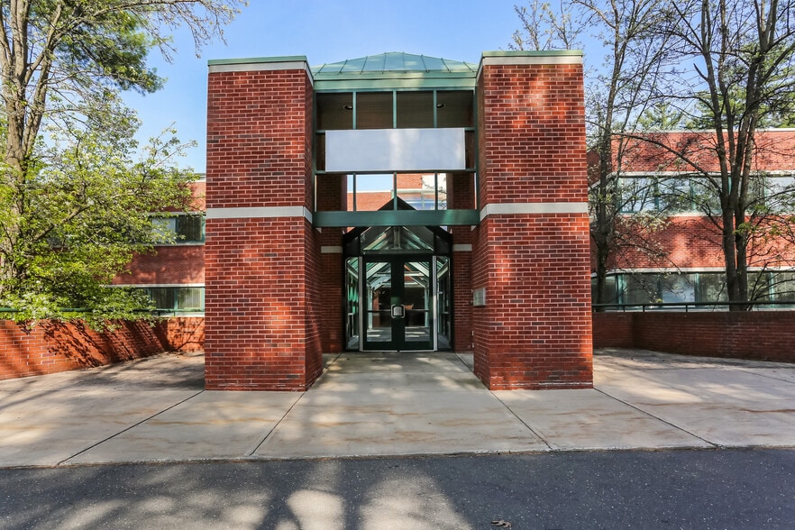 125 Powder Forest Dr, Simsbury, CT for lease - Building Photo - Image 2 of 20