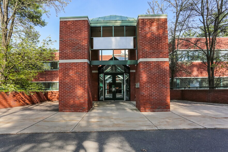 125 Powder Forest Dr, Simsbury, CT à louer - Photo du bâtiment - Image 2 de 20