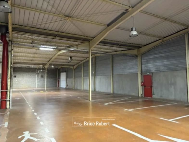 Flex in Miribel for lease - Interior Photo - Image 3 of 6