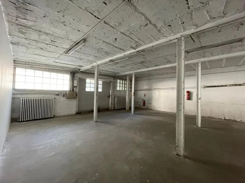 Flex in  for lease - Interior Photo - Image 2 of 4