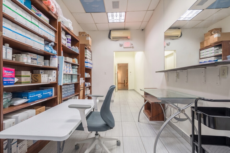 143 W 72nd St, New York, NY for lease - Building Photo - Image 3 of 23