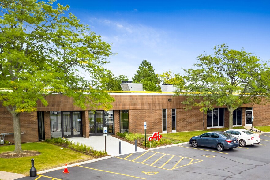 250 E Devon Ave, Itasca, IL à vendre - Photo du bâtiment - Image 2 de 6