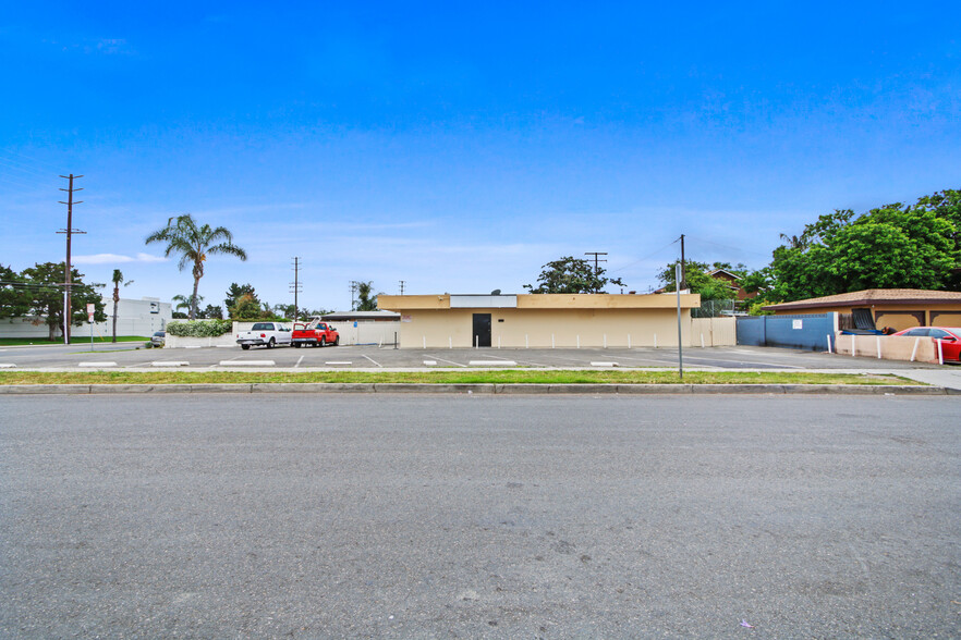 1902 S Standard Ave, Santa Ana, CA à vendre - Photo du bâtiment - Image 2 de 7