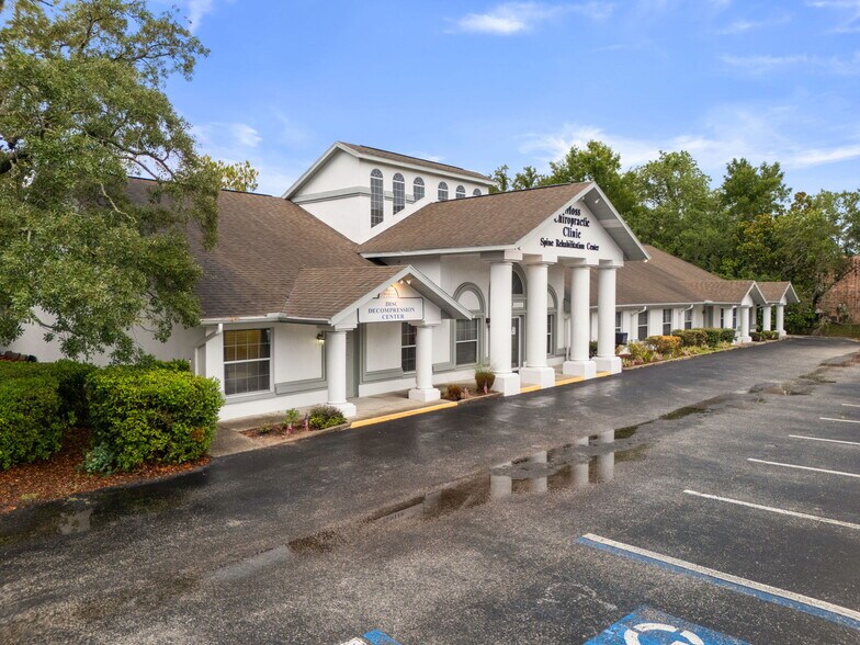 1377 Deltona Blvd, Spring Hill, FL à louer - Photo principale - Image 1 de 18