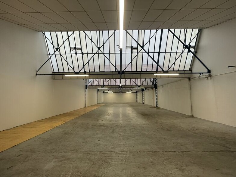 Flex in Montreuil for lease - Interior Photo - Image 3 of 7