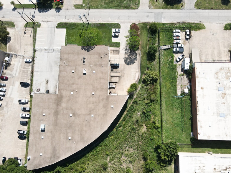 1241-1243 Majesty Dr, Dallas, TX for lease - Building Photo - Image 3 of 13