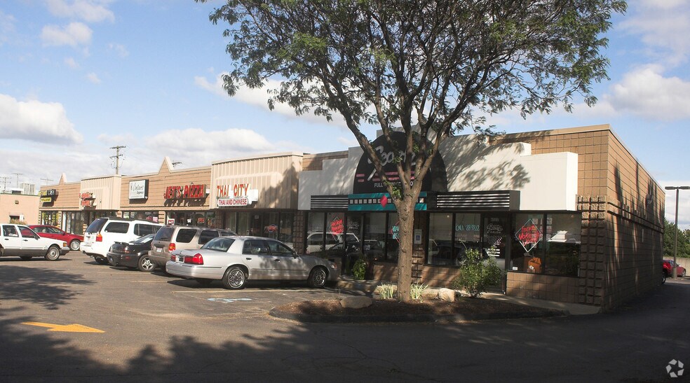 6594 N Wayne Rd, Westland, MI à louer - Photo du bâtiment - Image 3 de 15