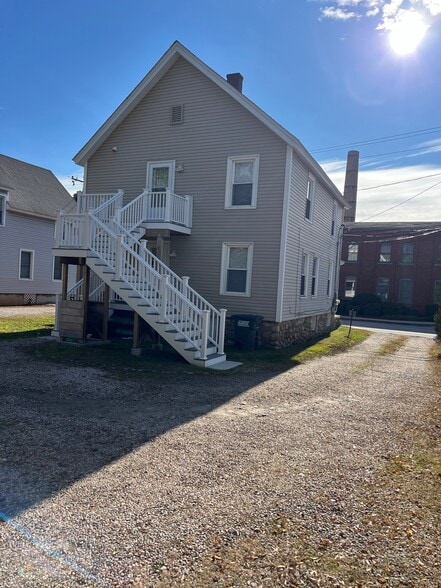 17 Roosevelt Ave, Mystic, CT à vendre - Photo du bâtiment - Image 3 de 9