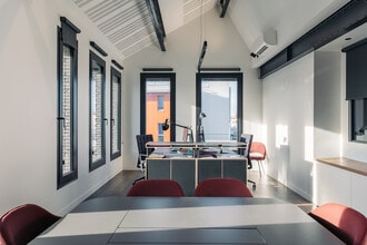 1 Rue Royale, Saint-Cloud for lease Interior Photo- Image 2 of 5