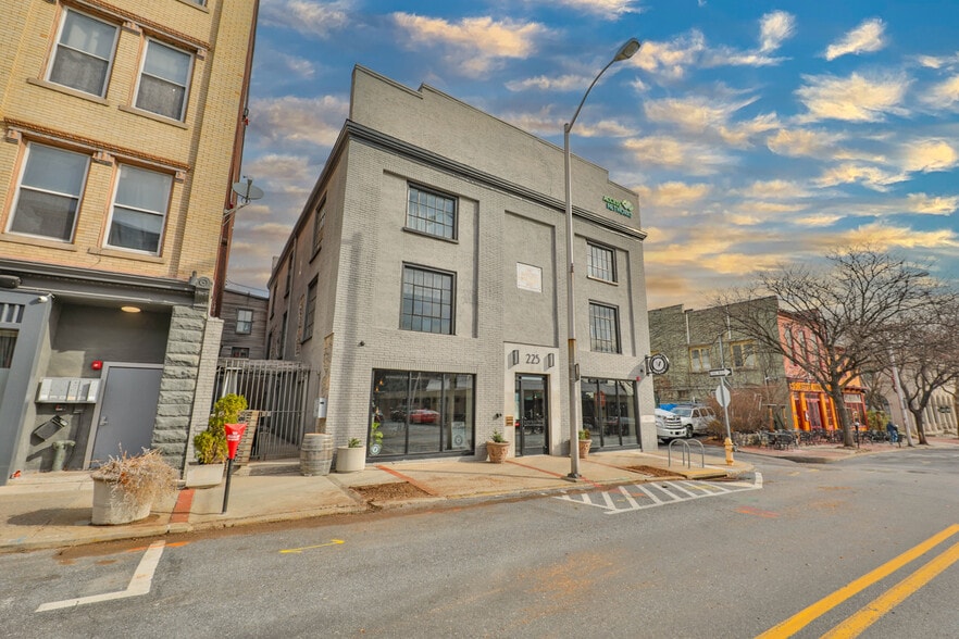 225 Ferry St, Easton, PA à vendre - Photo du bâtiment - Image 3 de 36