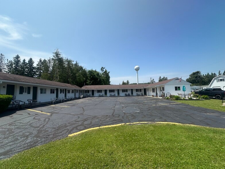2040 I-75 Business Loop, Saint Ignace, MI for sale - Building Photo - Image 3 of 34