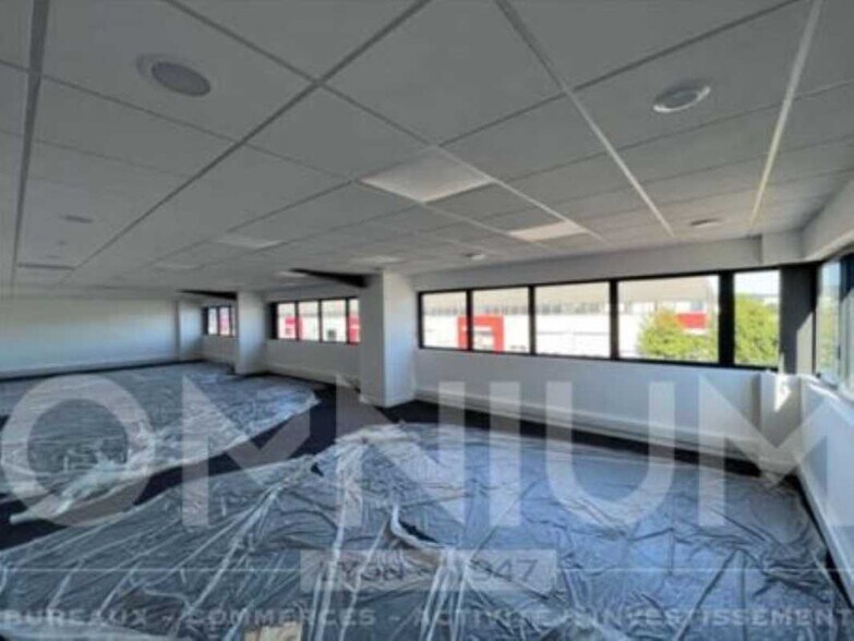 Office in Dagneux for lease - Interior Photo - Image 2 of 7