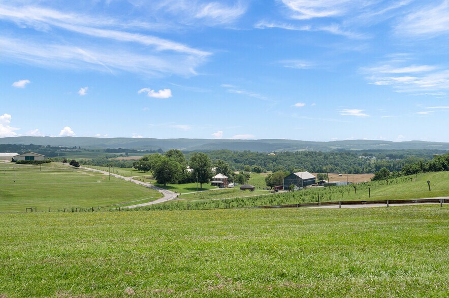 2006 Mount Pleasant Rd, Greensburg, PA à vendre - Photo du bâtiment - Image 3 de 29