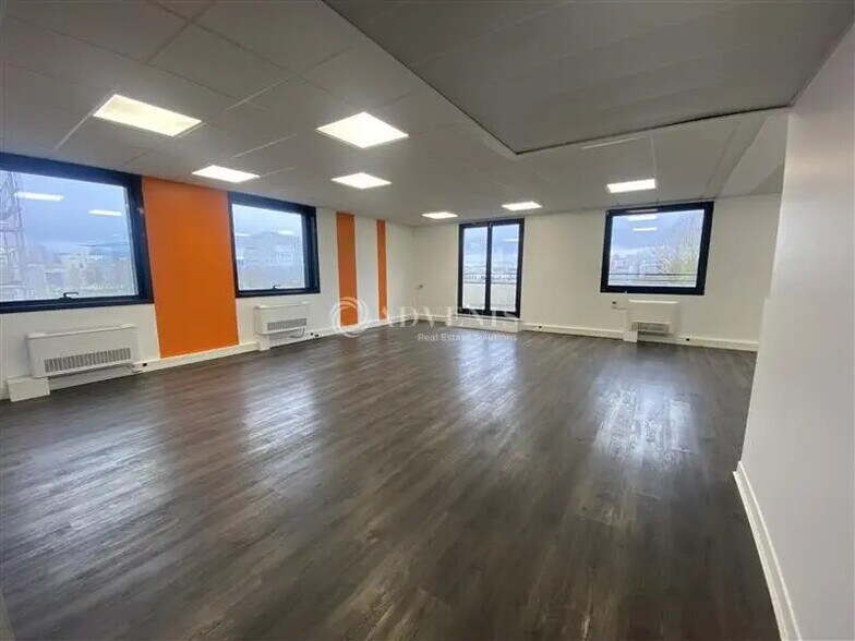 Office in Guyancourt for lease - Interior Photo - Image 2 of 5