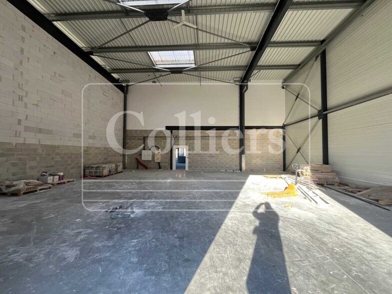 Flex in Venelles for lease - Interior Photo - Image 3 of 7