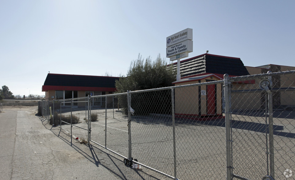 15421 Village Dr, Victorville, CA for lease - Building Photo - Image 3 of 6