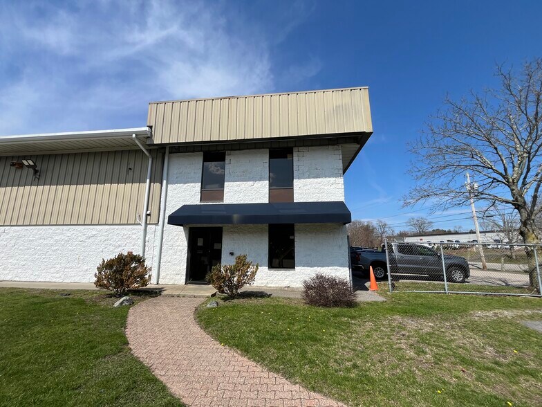 70 1st St, E Bridgewater, MA à louer - Photo du bâtiment - Image 3 de 16