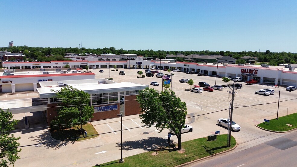 800-828 W Edmond Rd, Edmond, OK à louer - Photo du bâtiment - Image 2 de 11