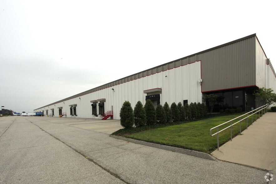 7715 National Tpke, Louisville, KY à louer - Photo principale - Image 1 de 5