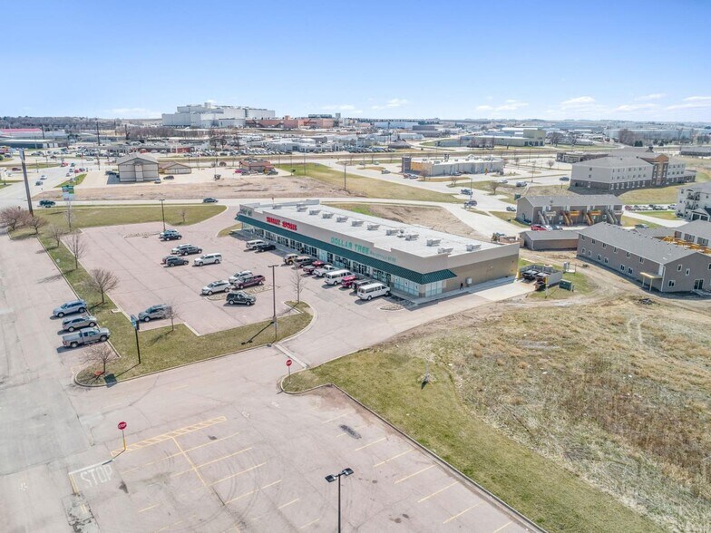1319 Holton Dr, Le Mars, IA à louer - Photo du bâtiment - Image 2 de 7