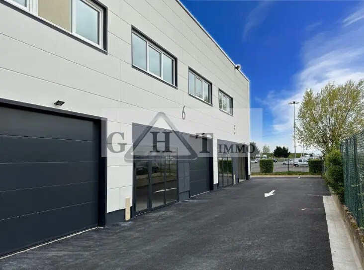 Industrial in Fontenay-Trésigny for sale Building Photo- Image 1 of 5