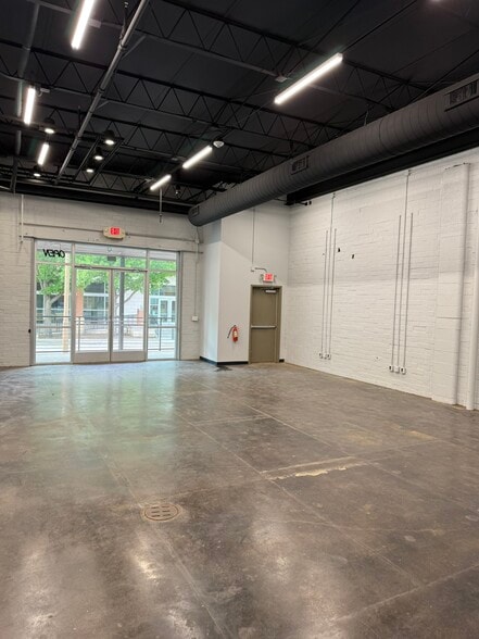 608 E Hickory St, Denton, TX for lease - Building Photo - Image 3 of 9