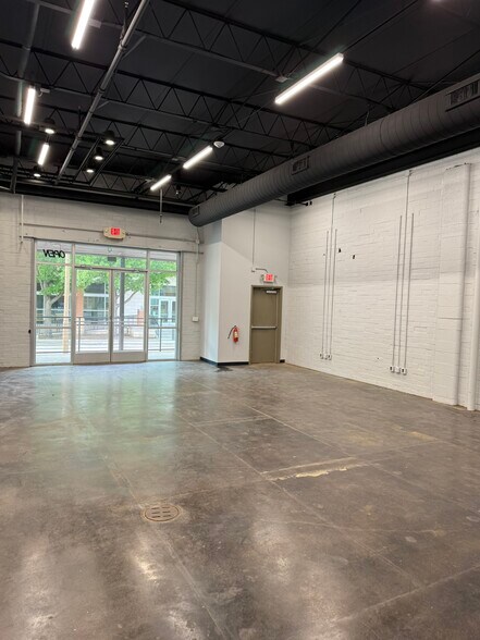 608 E Hickory St, Denton, TX à louer - Photo du bâtiment - Image 3 de 9