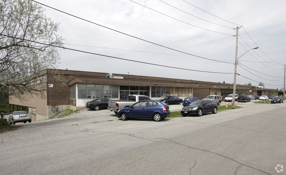 100 Brydon Dr, Toronto, ON à vendre - Photo principale - Image 1 de 1