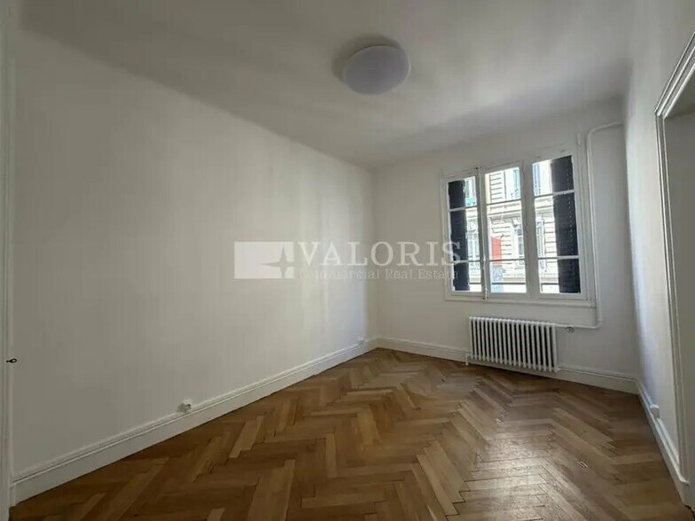 Office in Lyon for lease - Interior Photo - Image 3 of 6