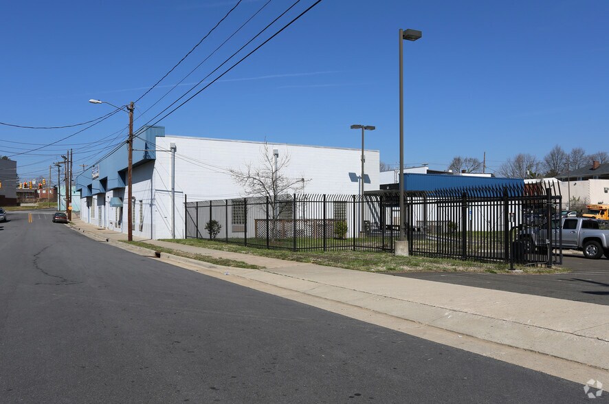 800 N Mangum St, Durham, NC à louer - Photo du bâtiment - Image 2 de 9