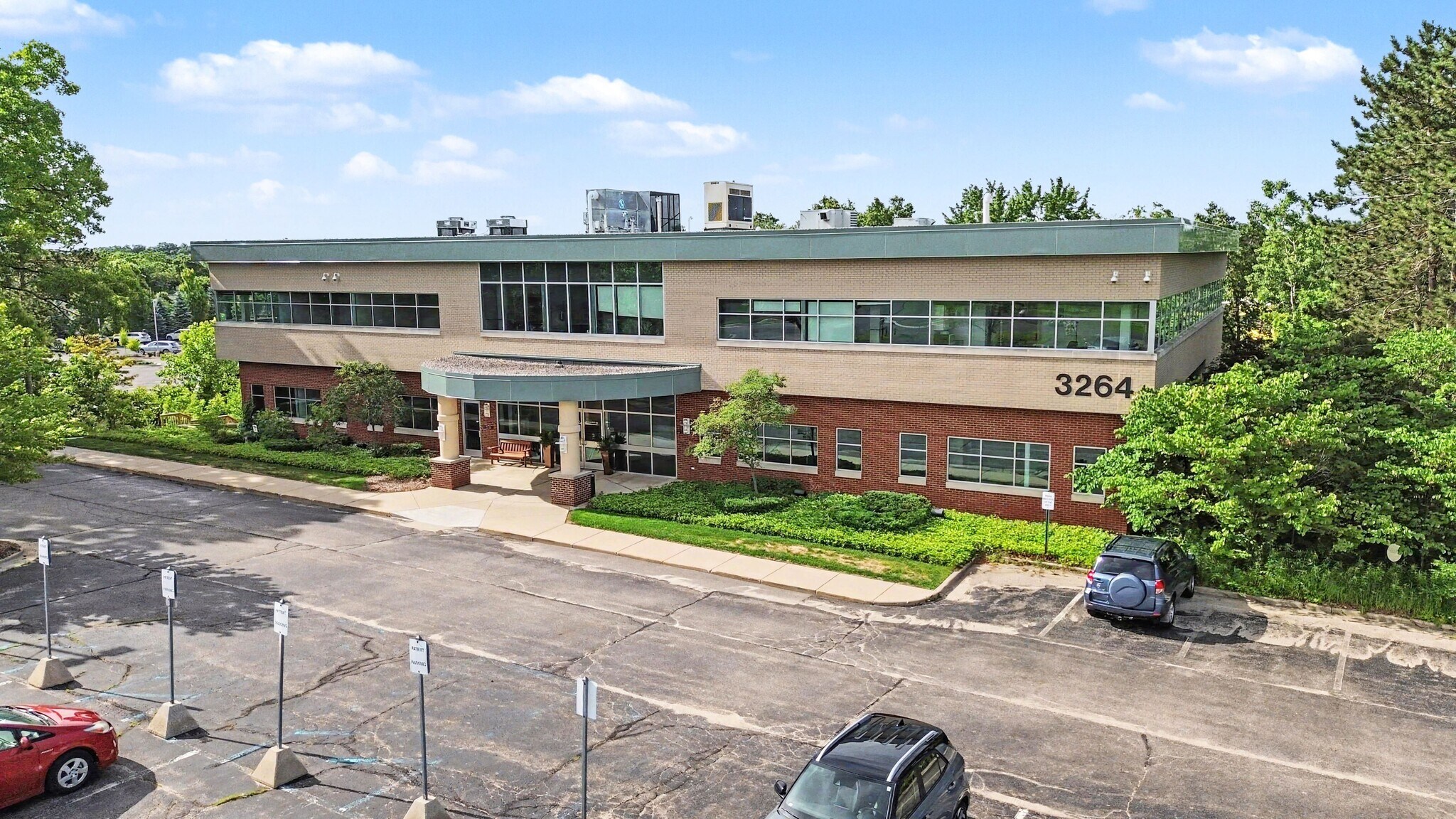 3264 N Evergreen Dr NE, Grand Rapids, MI à vendre Photo du bâtiment- Image 1 de 13