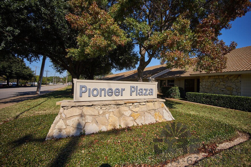 1134 W Pioneer Pky, Arlington, TX à vendre - Photo du bâtiment - Image 1 de 2
