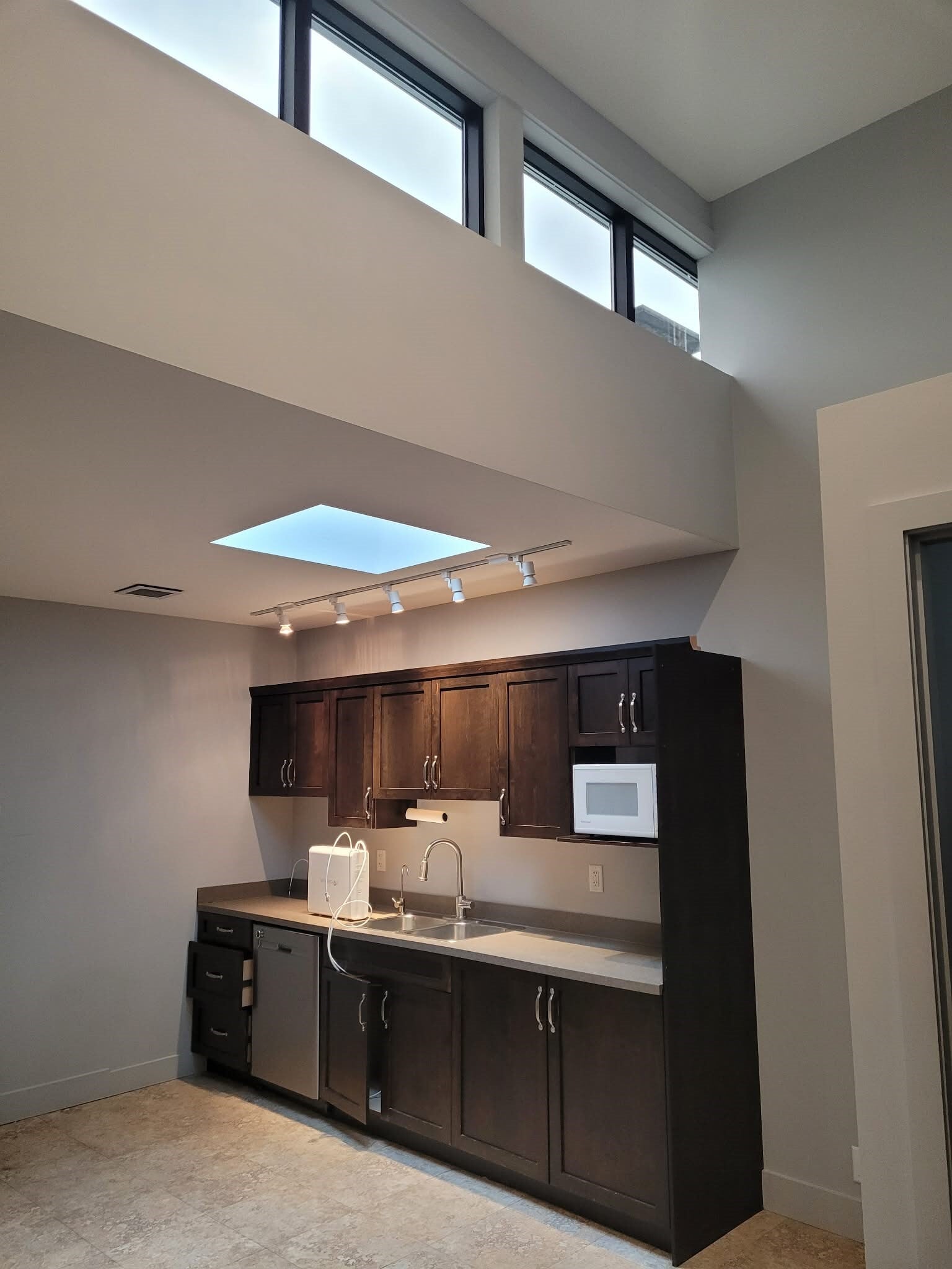 1455 Ellis St, Kelowna, BC for lease Interior Photo- Image 1 of 3