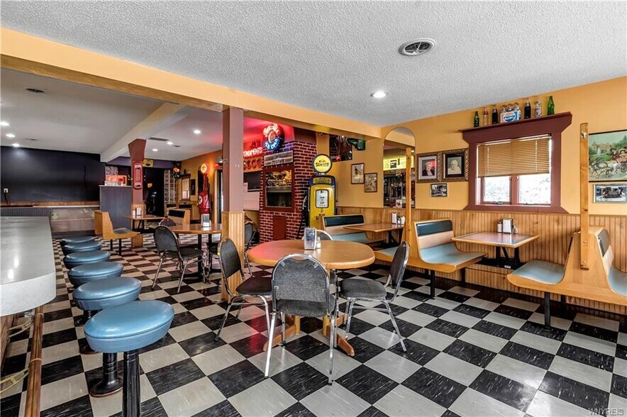 9950 Rochester Rd, Middleport, NY à vendre - Photo intérieure - Image 2 de 16