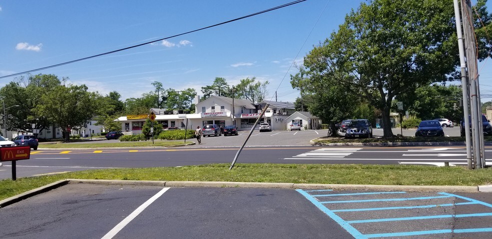 22 Lewis St, Eatontown, NJ à vendre - Photo du bâtiment - Image 2 de 11