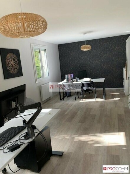 Office in Nogent Le Phaye for lease - Interior Photo - Image 2 of 5