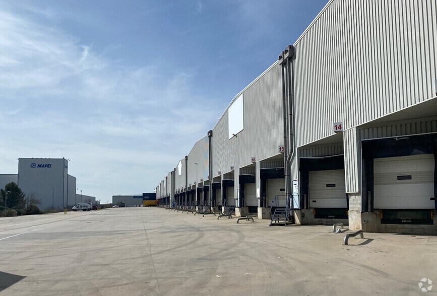 Calle Tesoro, 1, Cabanillas del Campo, Guadalajara à louer - Photo du bâtiment - Image 2 de 4