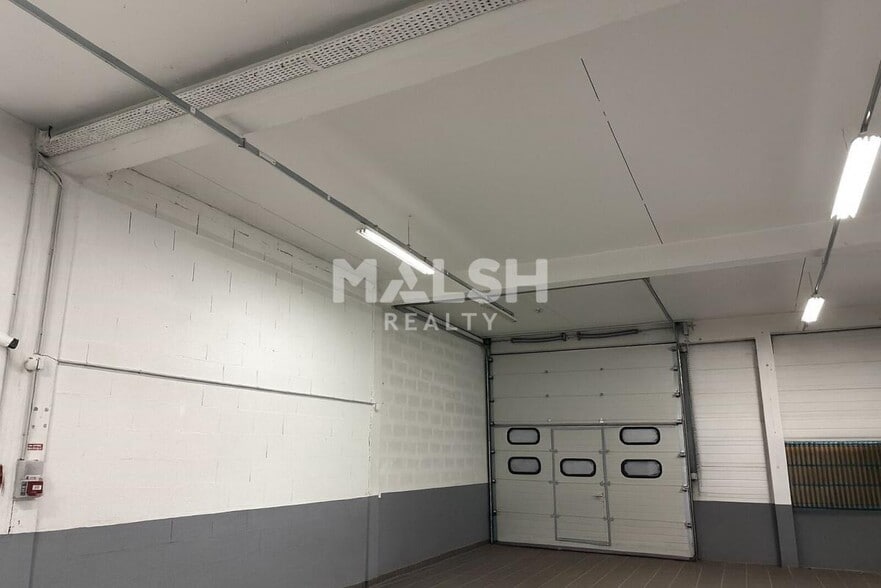 Flex in Villefontaine for lease - Interior Photo - Image 1 of 6