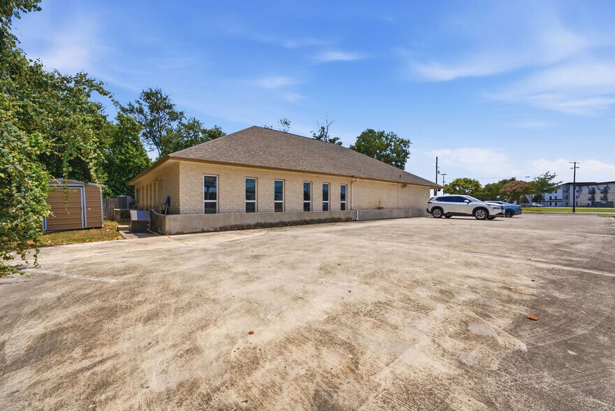 215 Courtyard Dr, New Braunfels, TX à louer - Photo du bâtiment - Image 2 de 12
