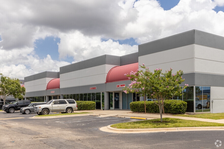 9391-9640 Tradeport Dr, Orlando, FL à louer - Photo du bâtiment - Image 1 de 4
