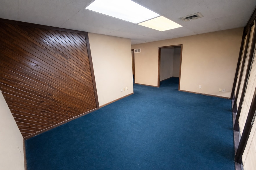 4212 S Hocker Dr, Independence, MO for sale - Building Photo - Image 3 of 22