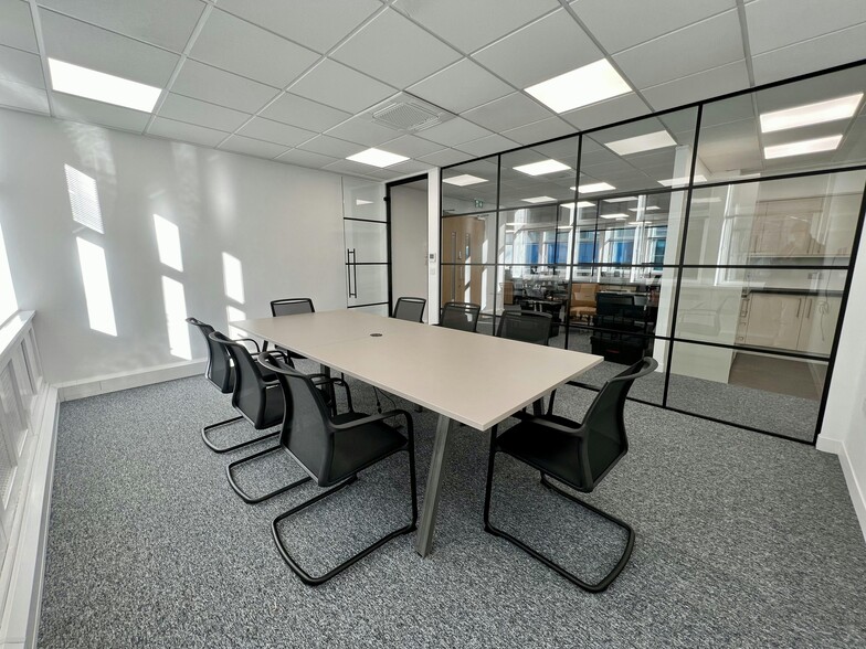 32-38 Dukes Pl, London for lease - Building Photo - Image 3 of 18