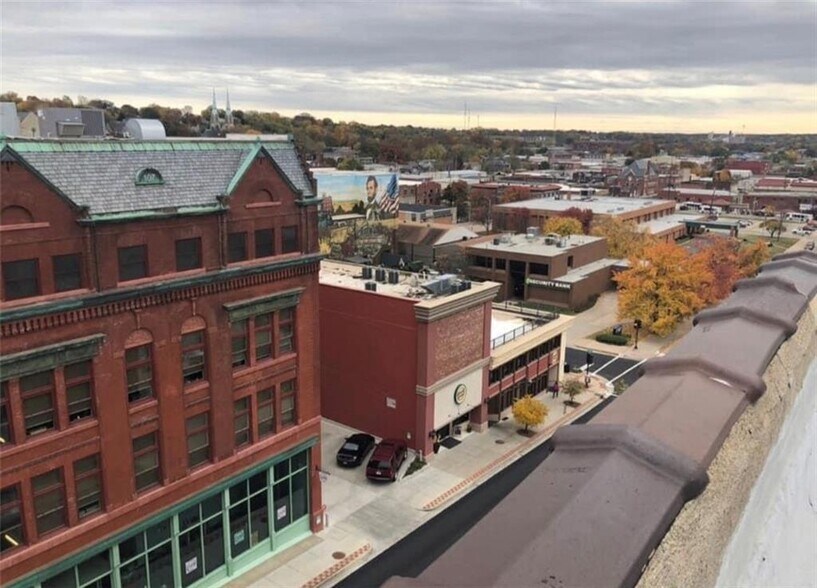 107 S 6th St, Saint Joseph, MO à vendre - Photo du bâtiment - Image 2 de 16